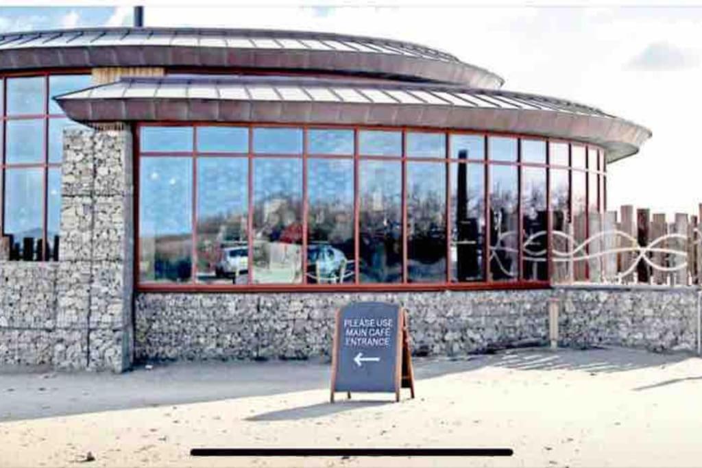 The Sails Villa Източен Уитеринг Екстериор снимка